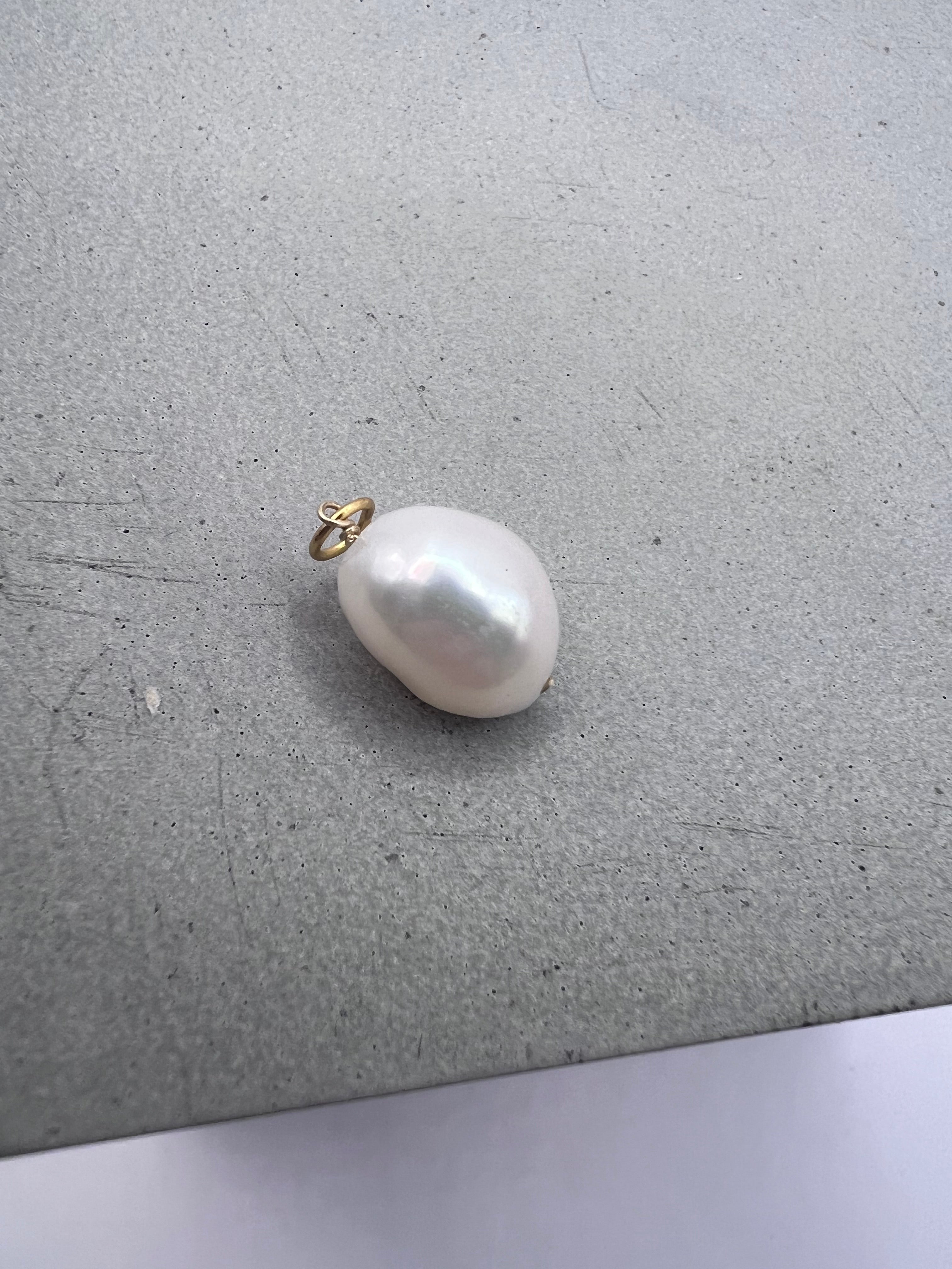 Baroque pearl Charm